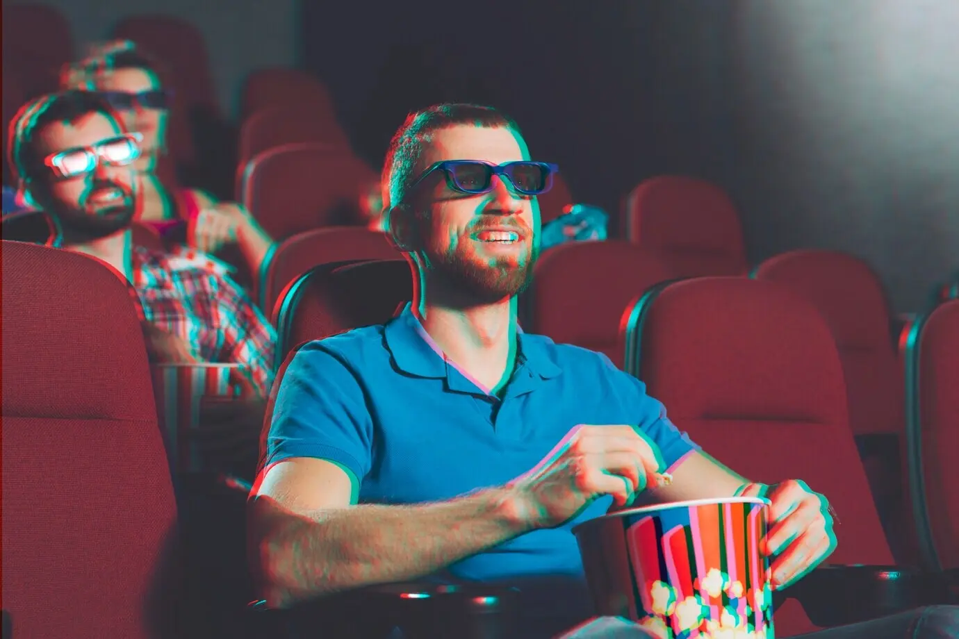 Mann, der einen 3D-Film schaut
